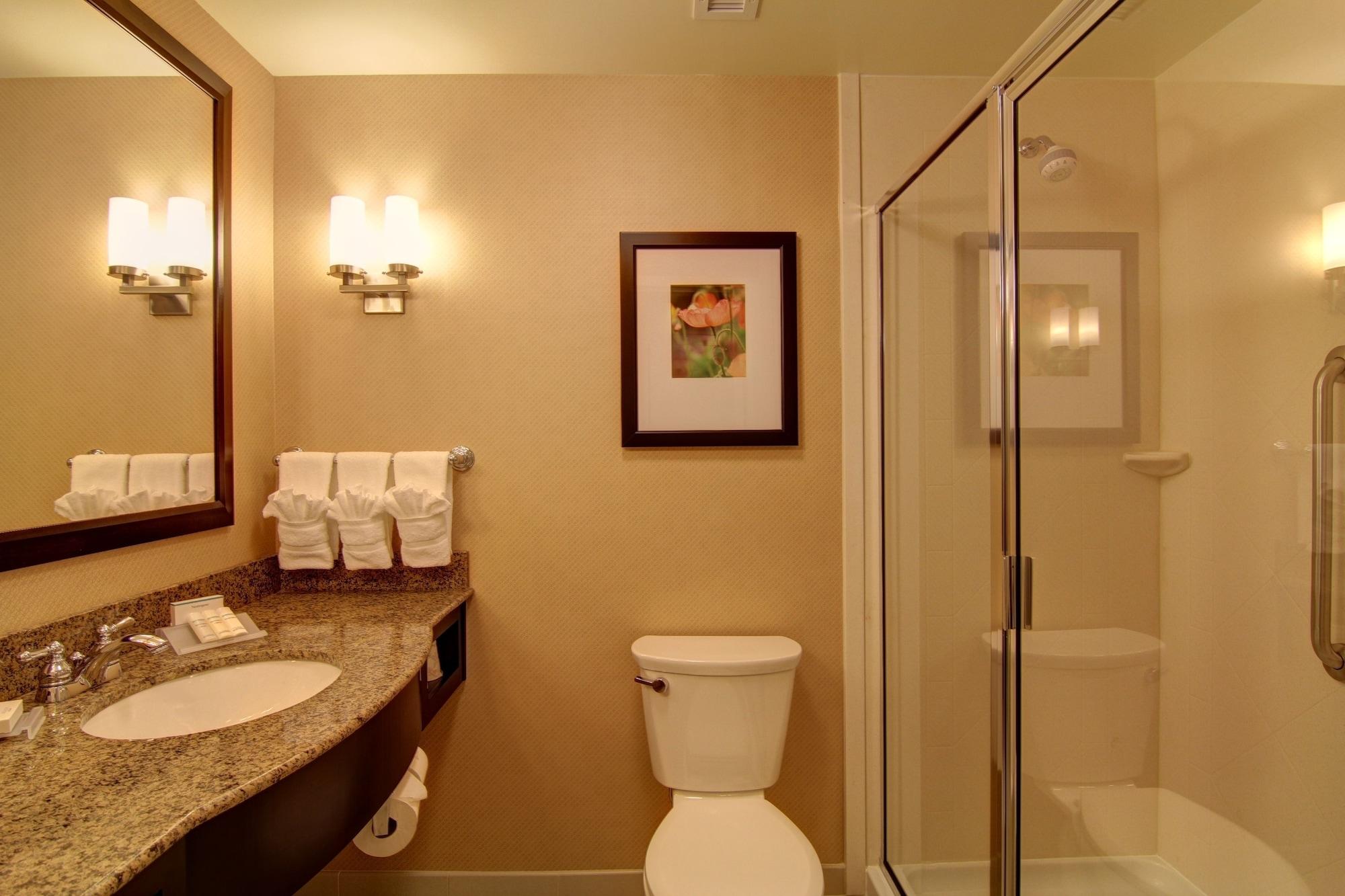 Hilton Garden Inn Woodbridge Ngoại thất bức ảnh