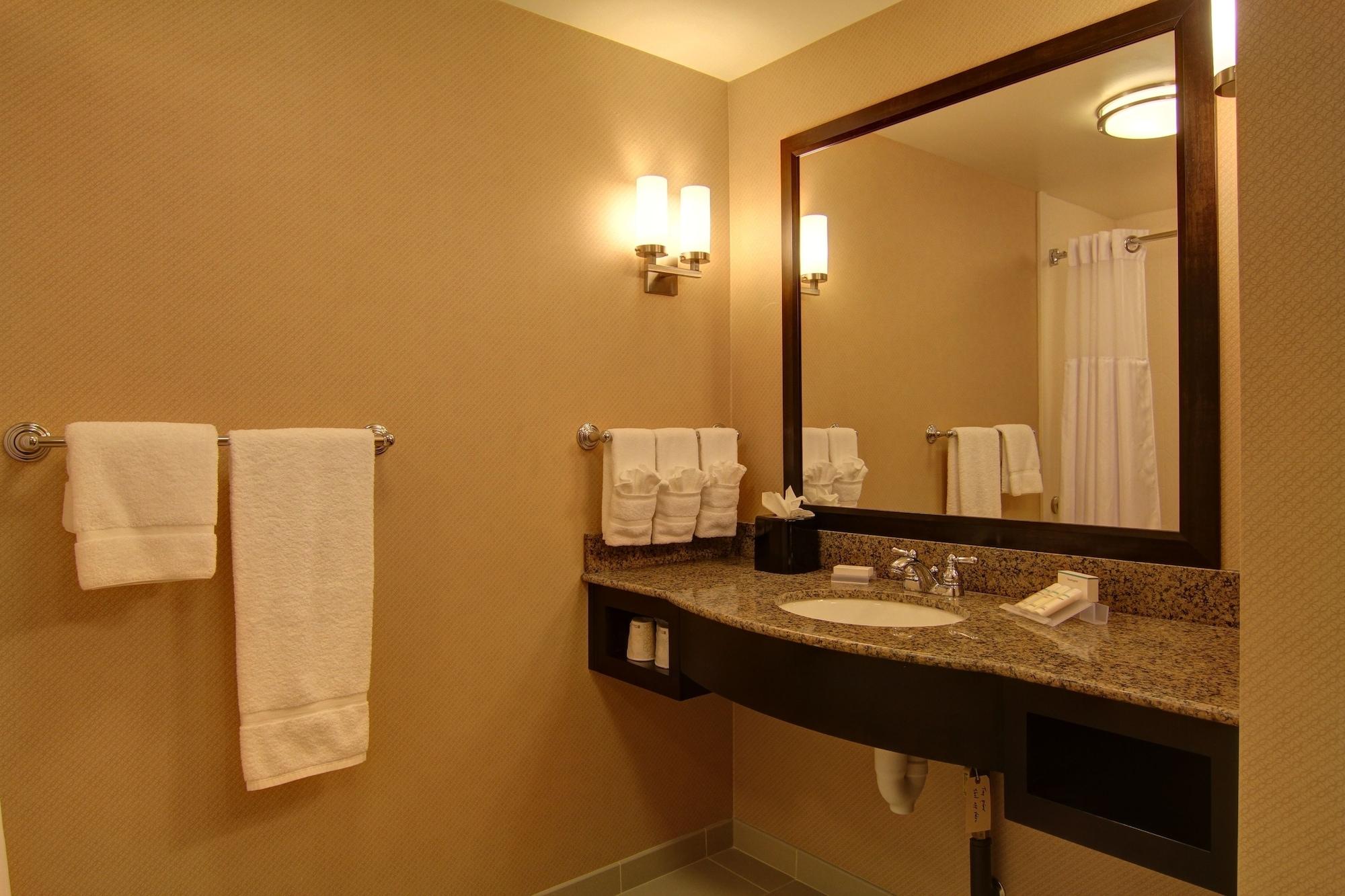 Hilton Garden Inn Woodbridge Ngoại thất bức ảnh