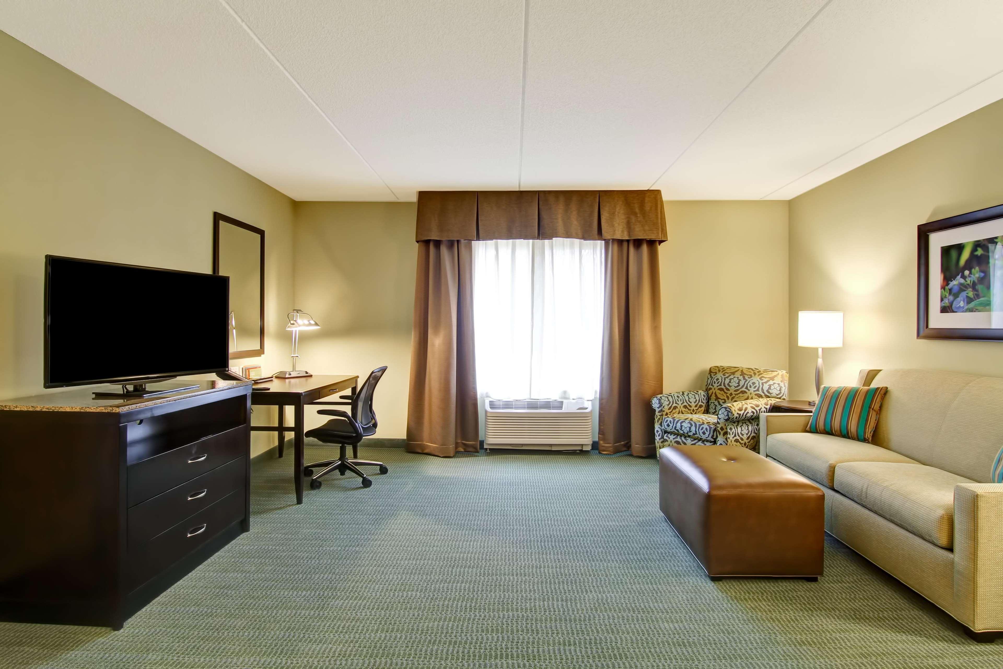 Hilton Garden Inn Woodbridge Ngoại thất bức ảnh
