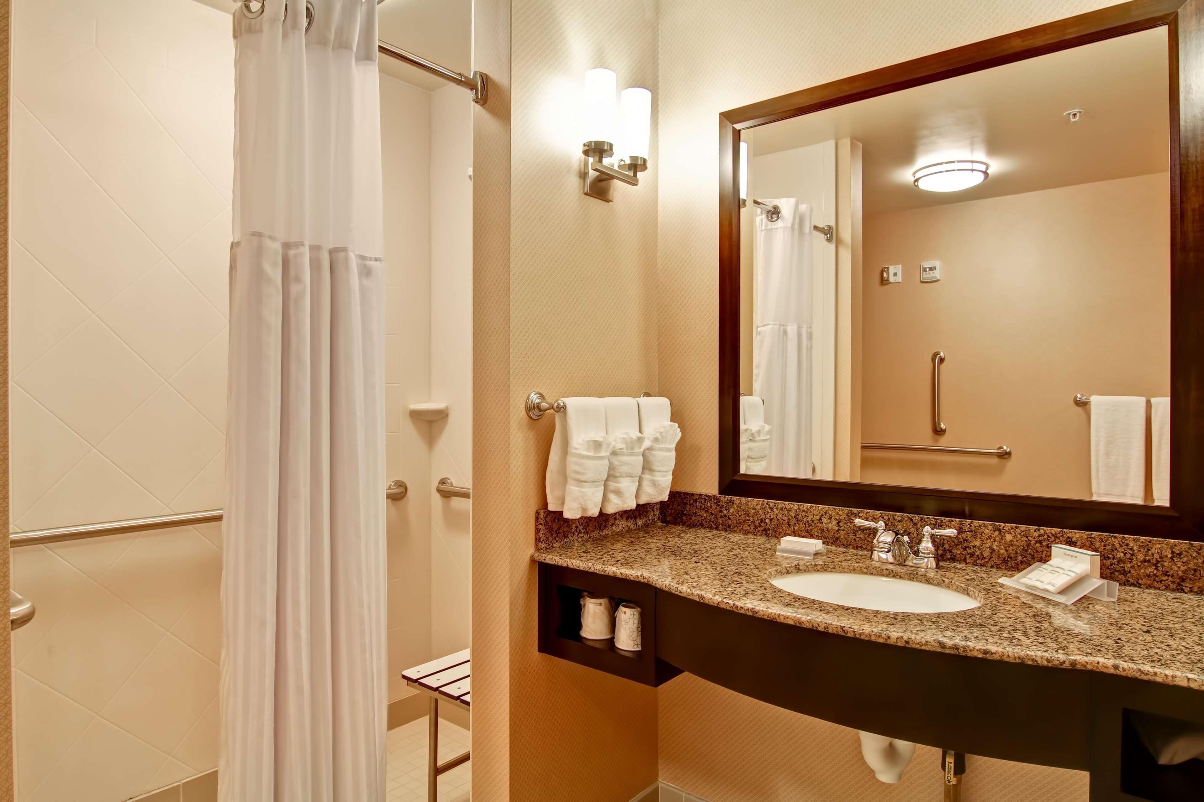 Hilton Garden Inn Woodbridge Ngoại thất bức ảnh