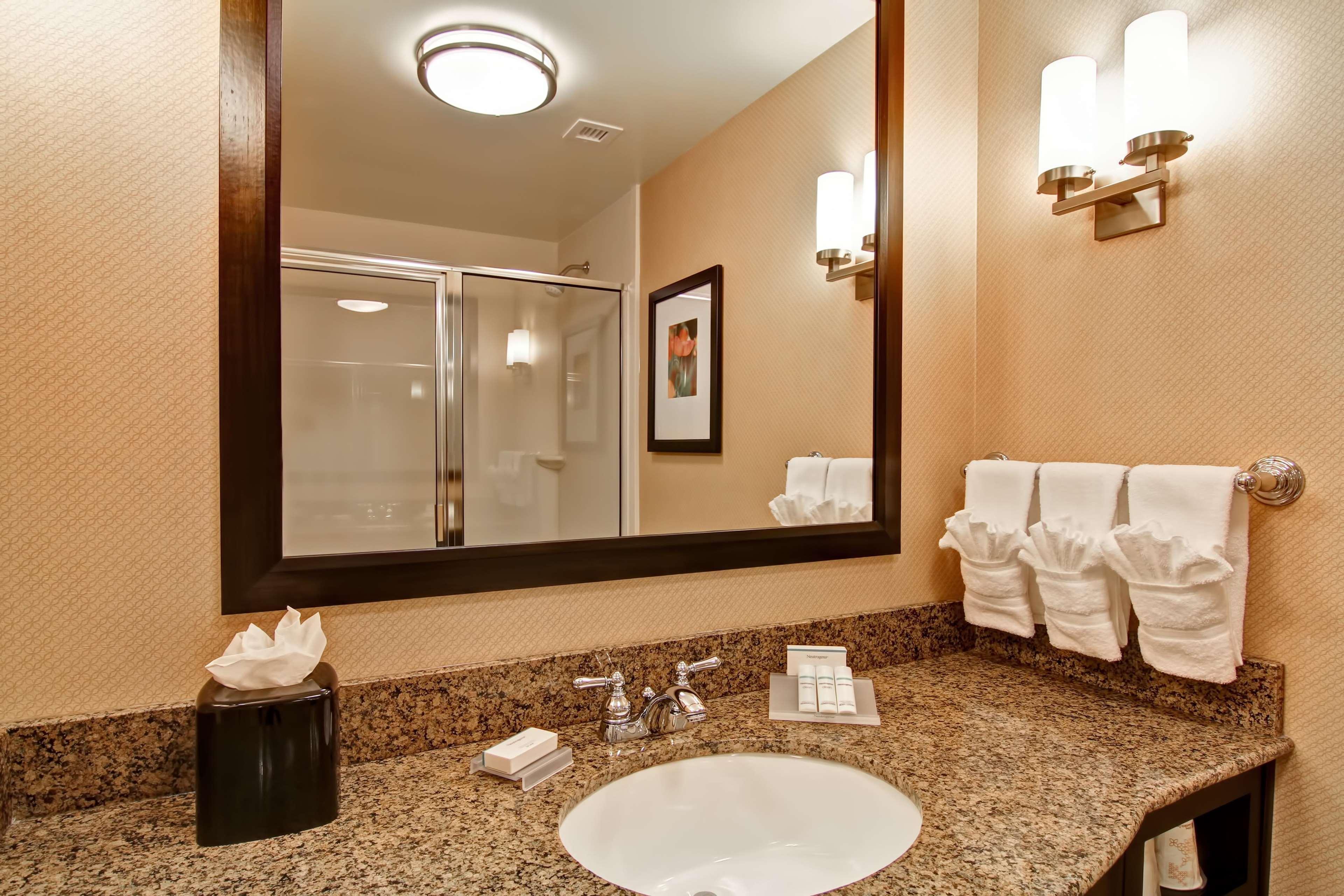 Hilton Garden Inn Woodbridge Ngoại thất bức ảnh