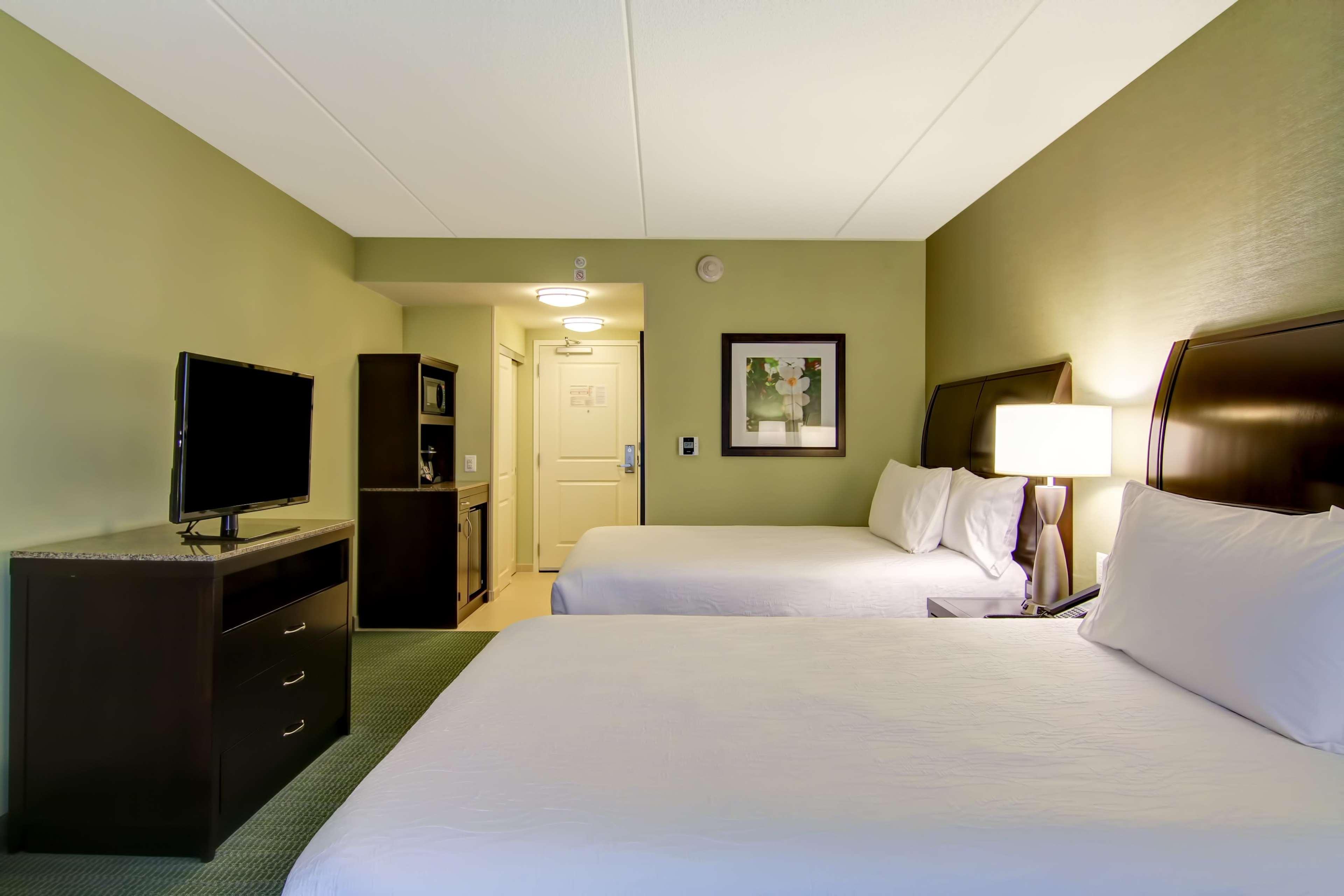Hilton Garden Inn Woodbridge Ngoại thất bức ảnh