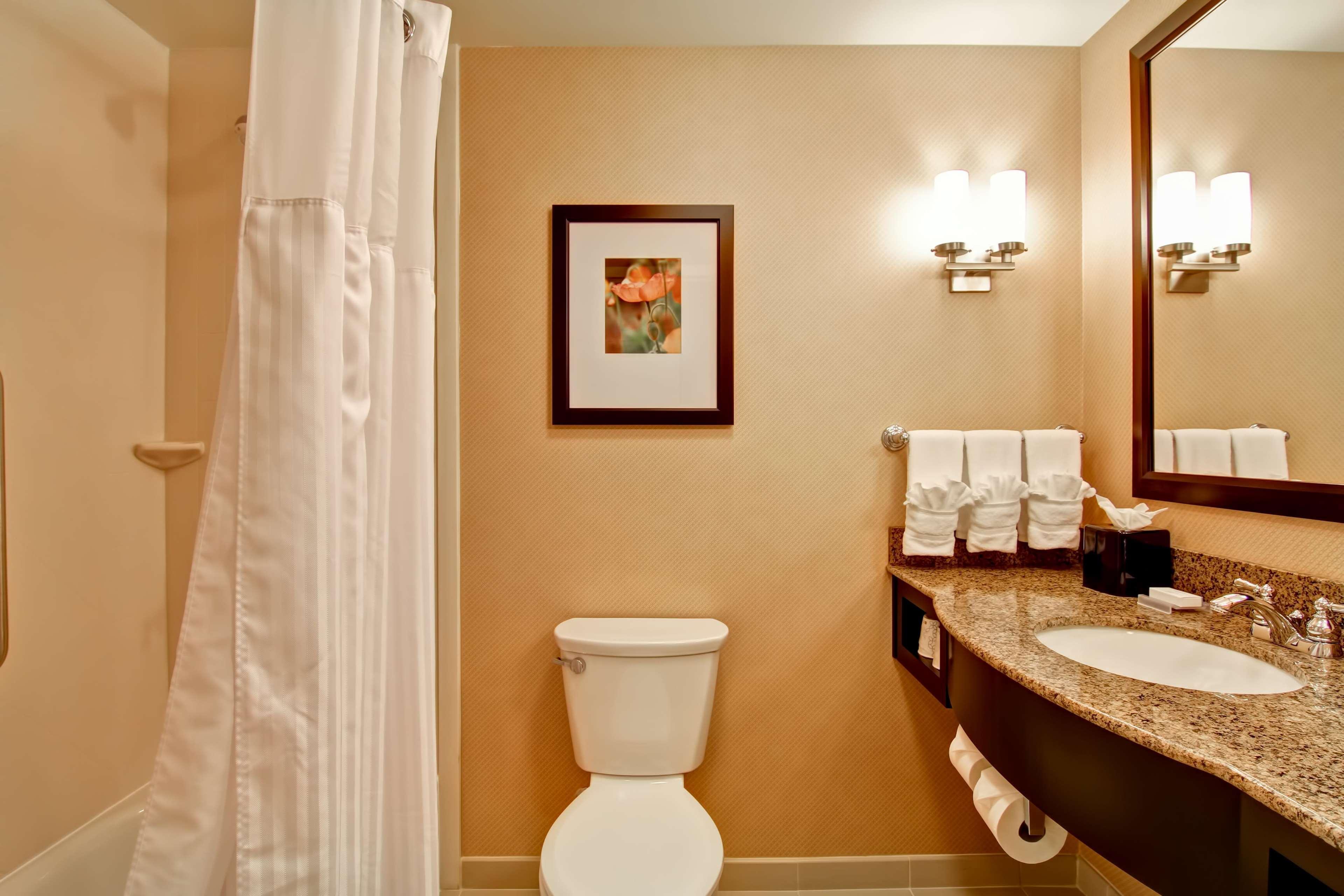 Hilton Garden Inn Woodbridge Ngoại thất bức ảnh