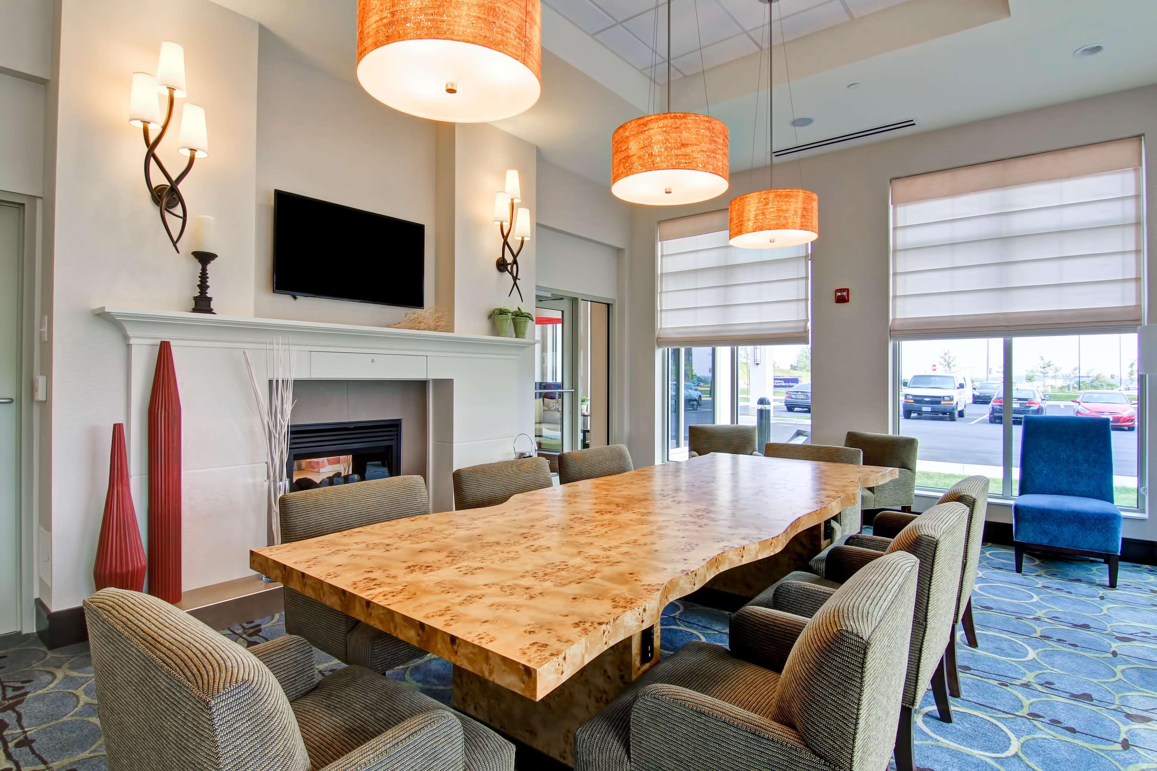 Hilton Garden Inn Woodbridge Ngoại thất bức ảnh