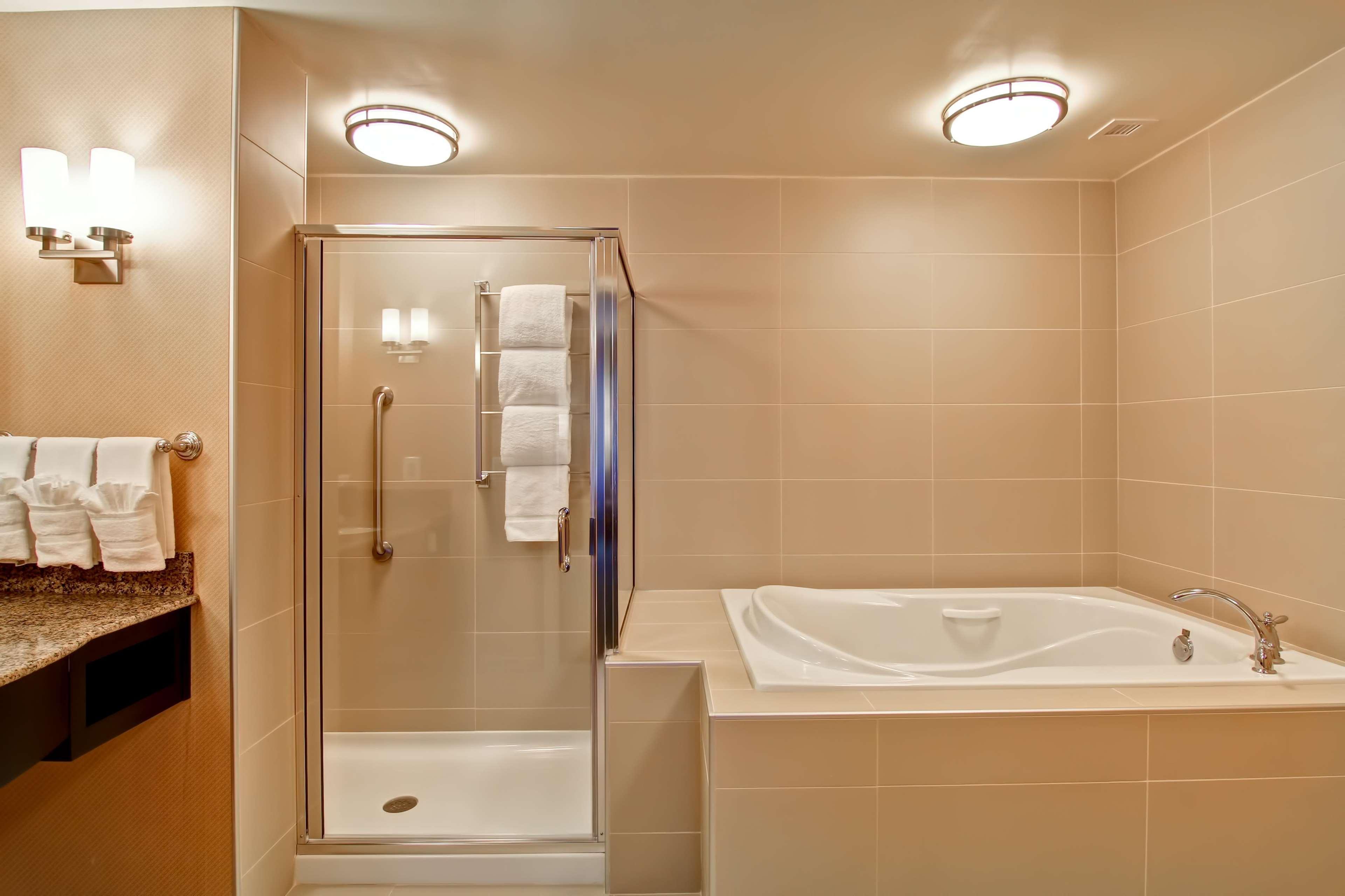 Hilton Garden Inn Woodbridge Ngoại thất bức ảnh