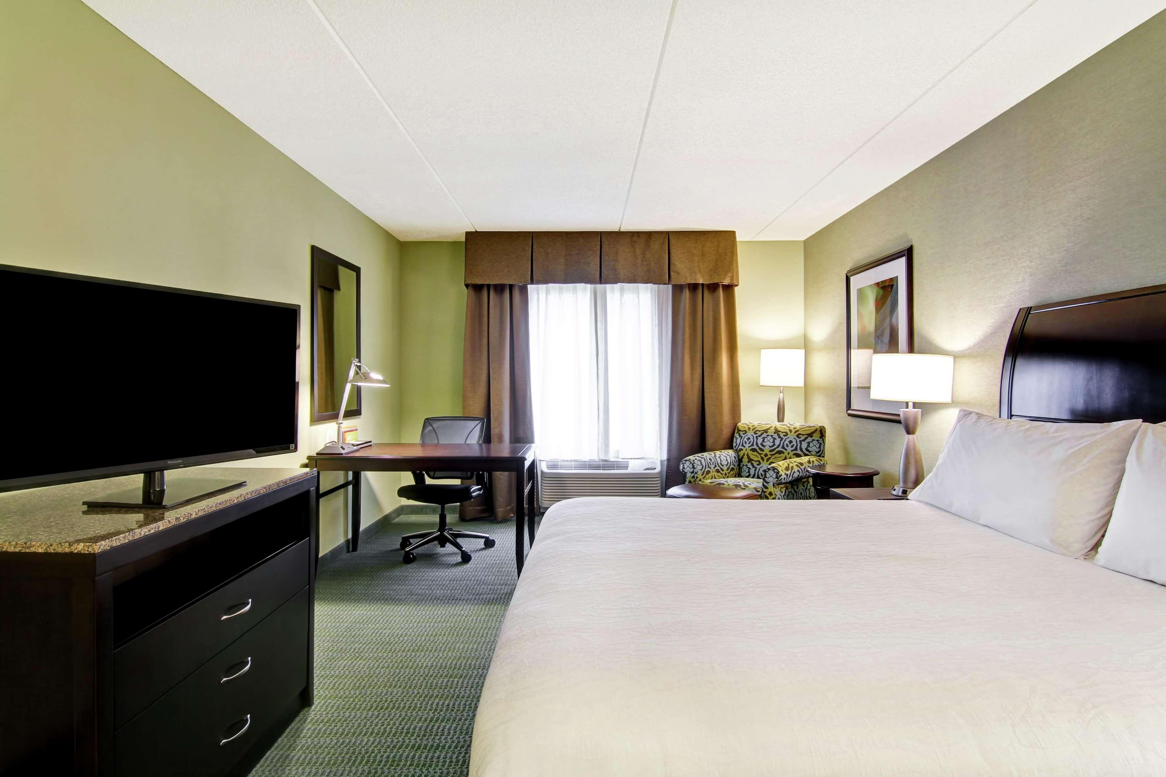 Hilton Garden Inn Woodbridge Ngoại thất bức ảnh