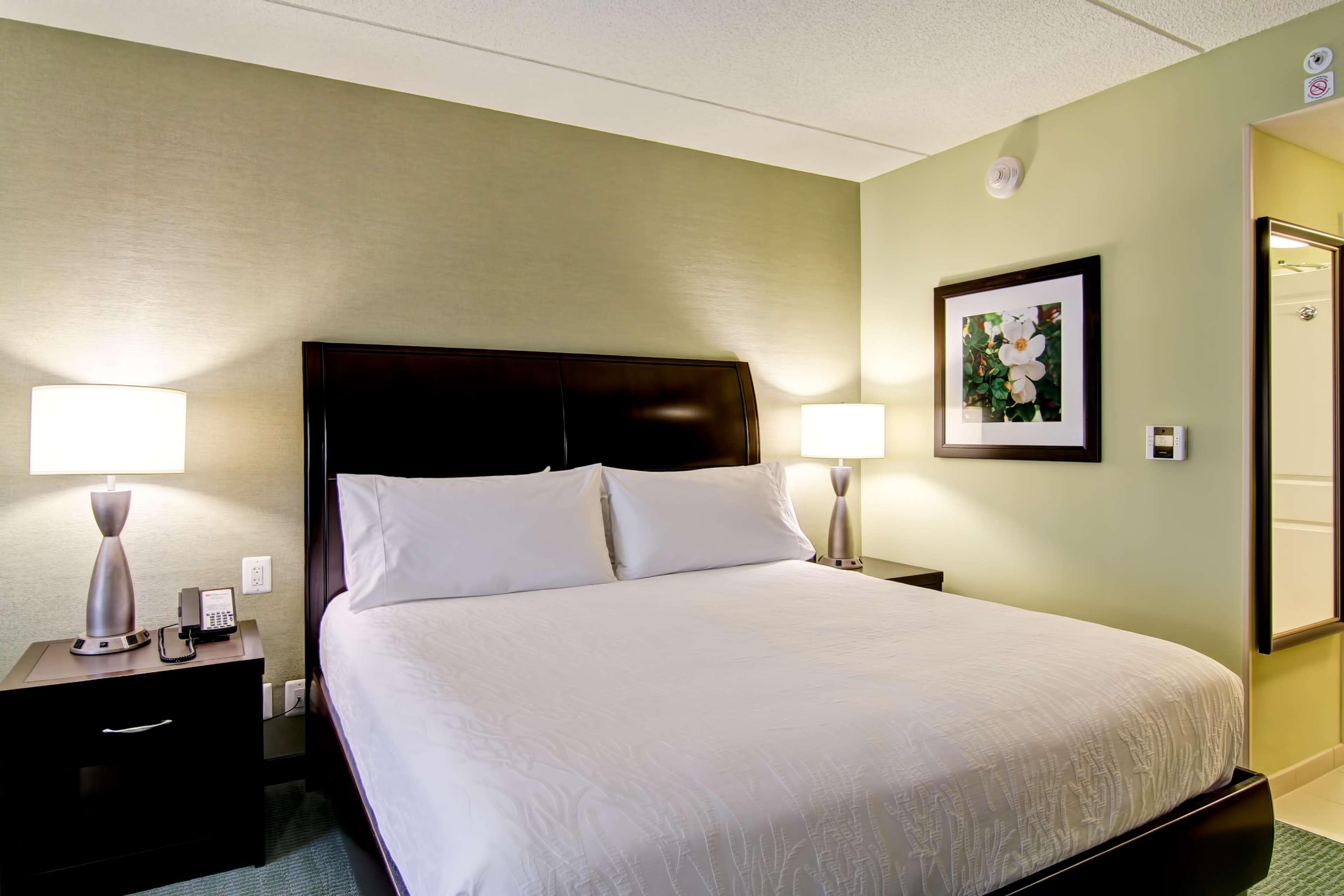 Hilton Garden Inn Woodbridge Ngoại thất bức ảnh