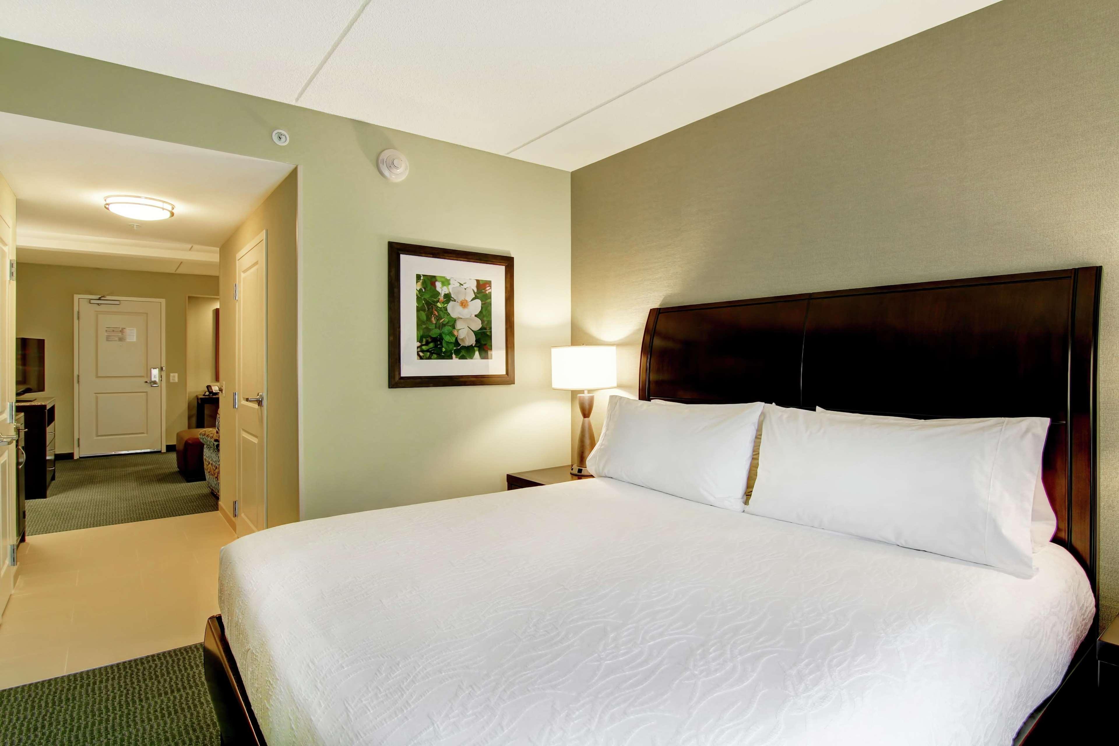 Hilton Garden Inn Woodbridge Ngoại thất bức ảnh