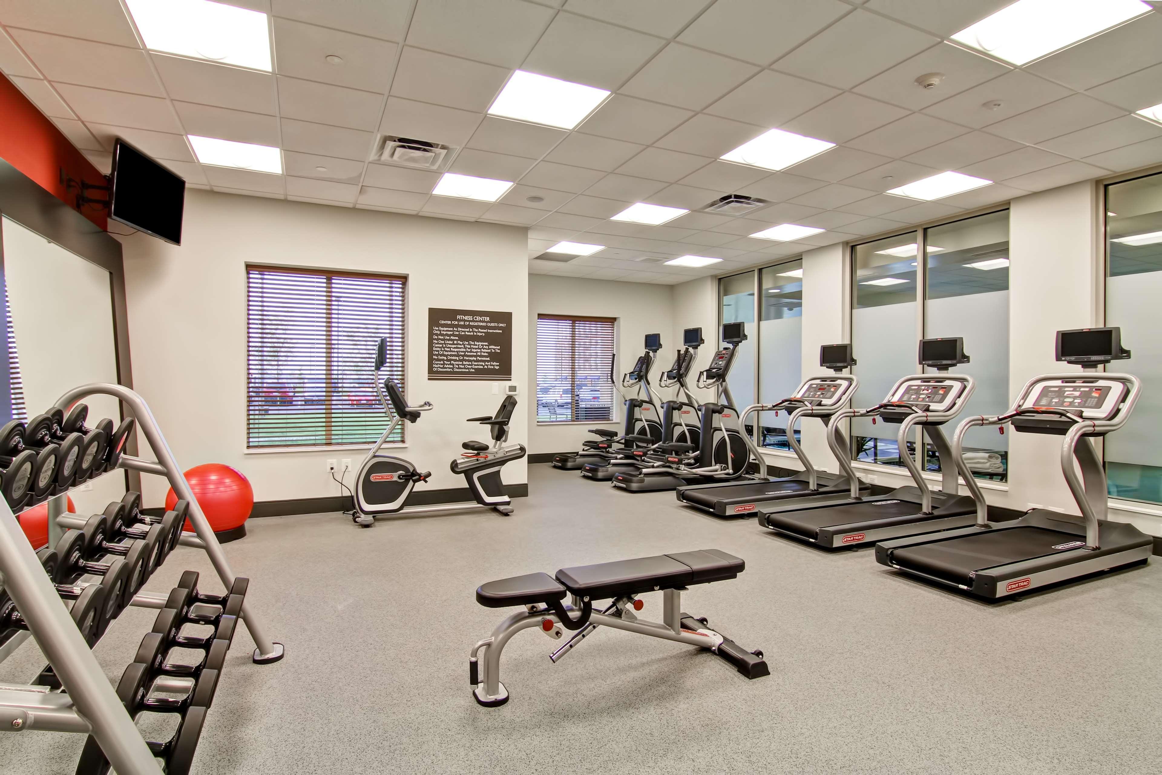 Hilton Garden Inn Woodbridge Ngoại thất bức ảnh