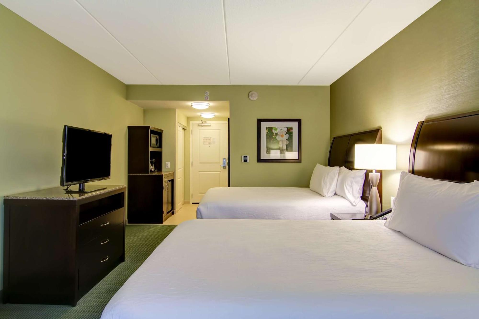 Hilton Garden Inn Woodbridge Ngoại thất bức ảnh