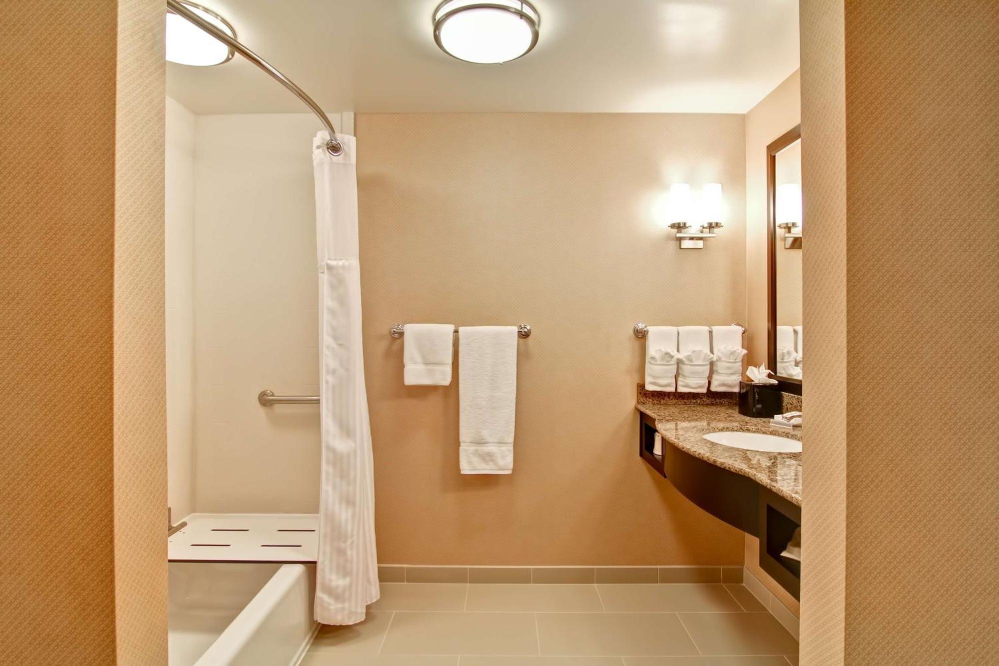 Hilton Garden Inn Woodbridge Ngoại thất bức ảnh