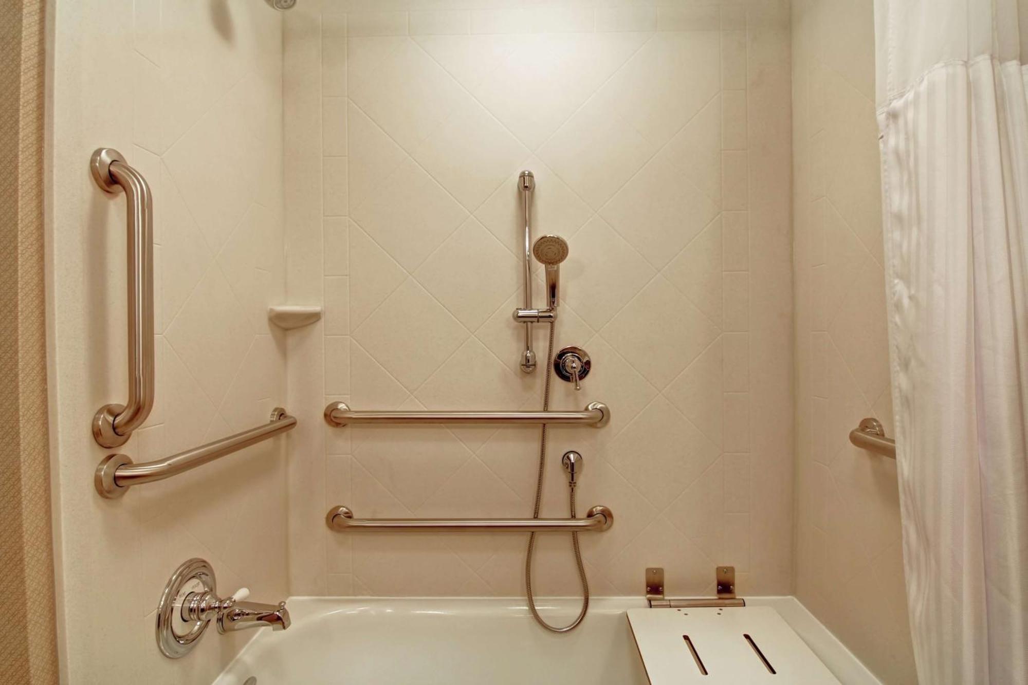 Hilton Garden Inn Woodbridge Ngoại thất bức ảnh