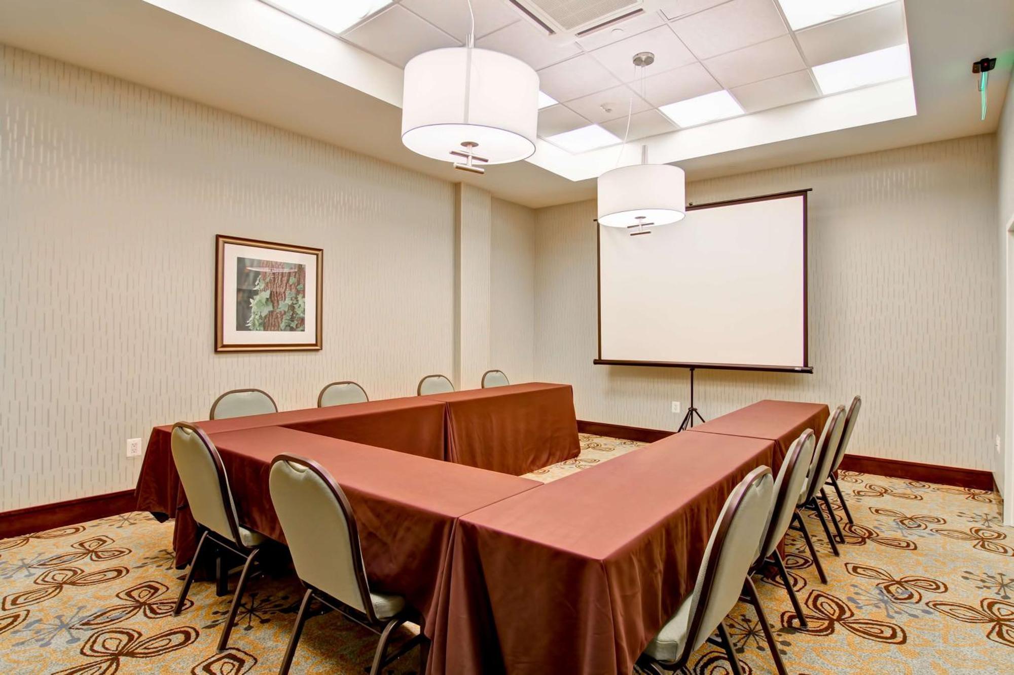 Hilton Garden Inn Woodbridge Ngoại thất bức ảnh