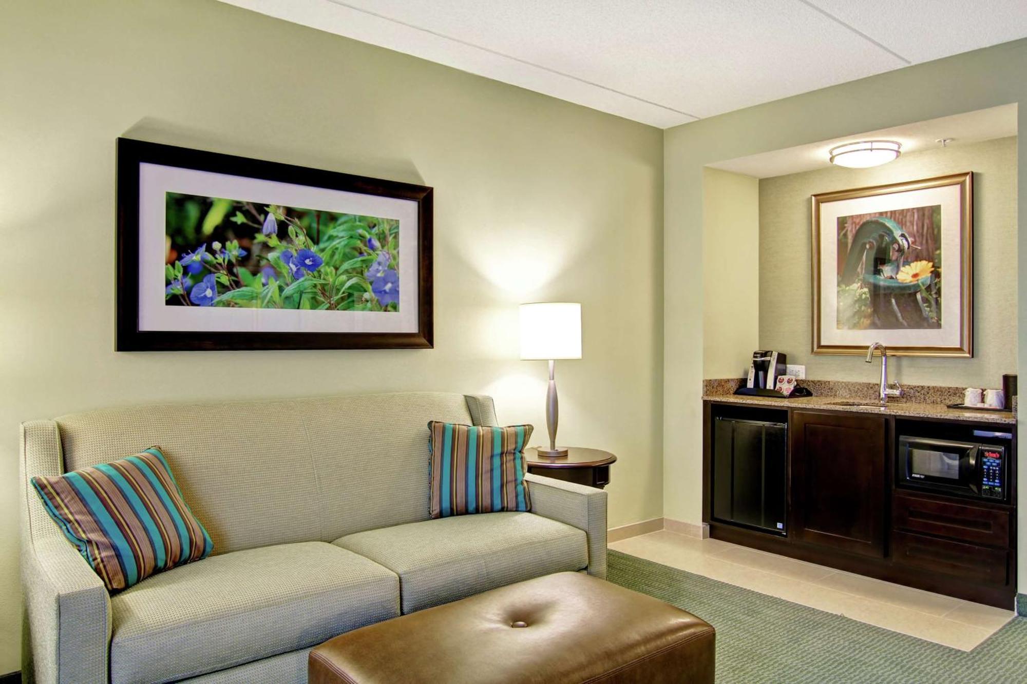 Hilton Garden Inn Woodbridge Ngoại thất bức ảnh