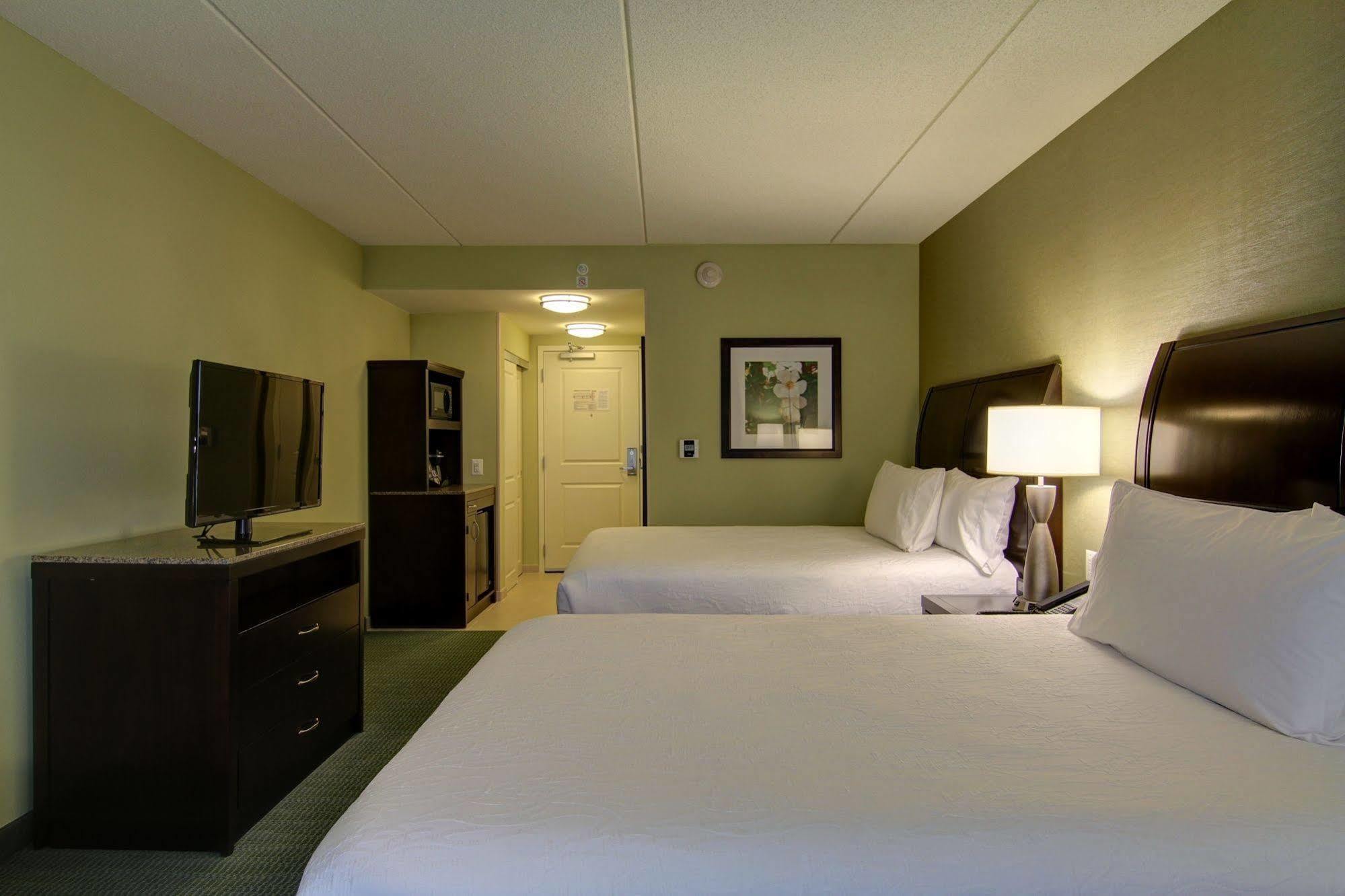 Hilton Garden Inn Woodbridge Ngoại thất bức ảnh