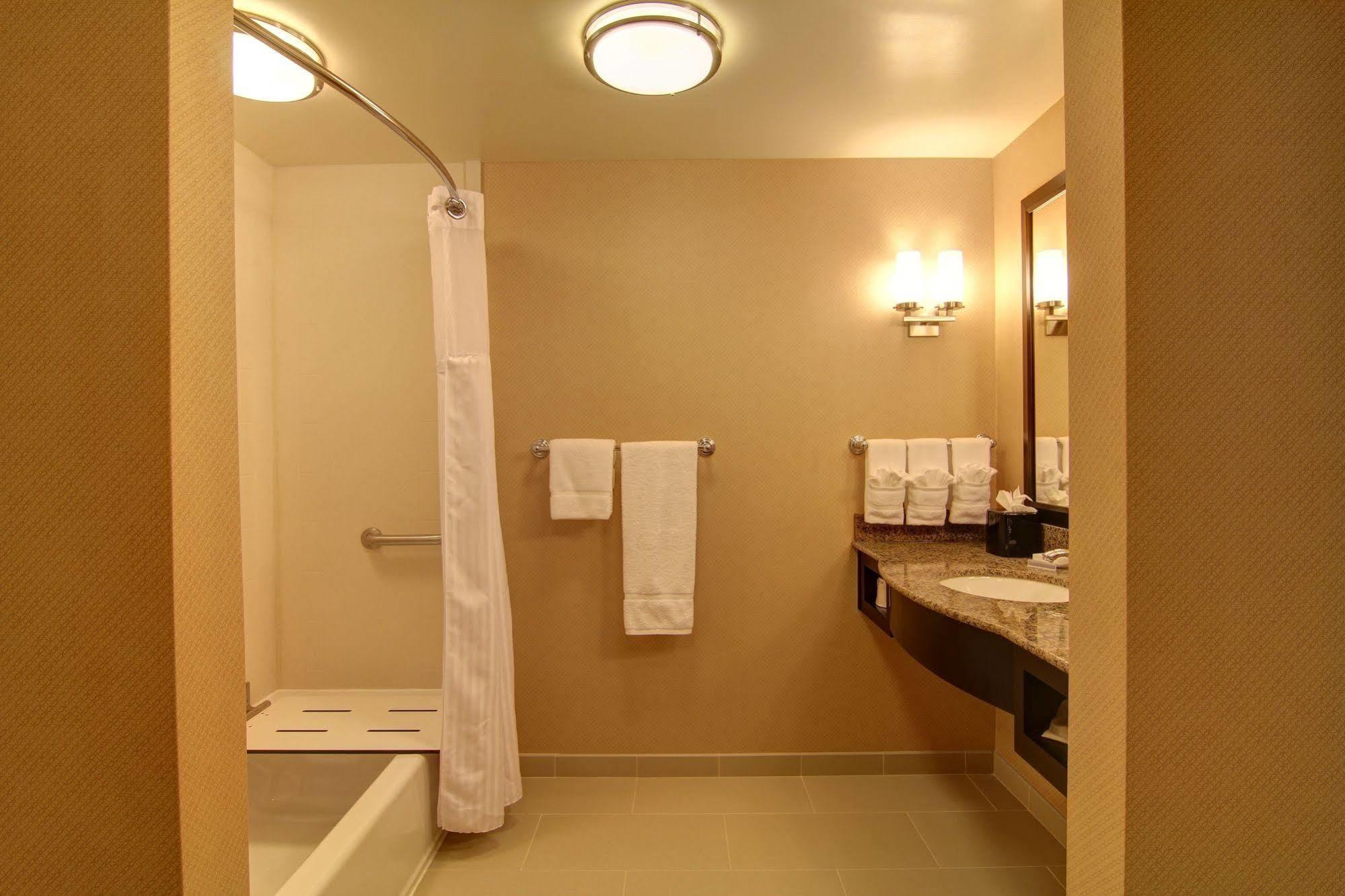 Hilton Garden Inn Woodbridge Ngoại thất bức ảnh