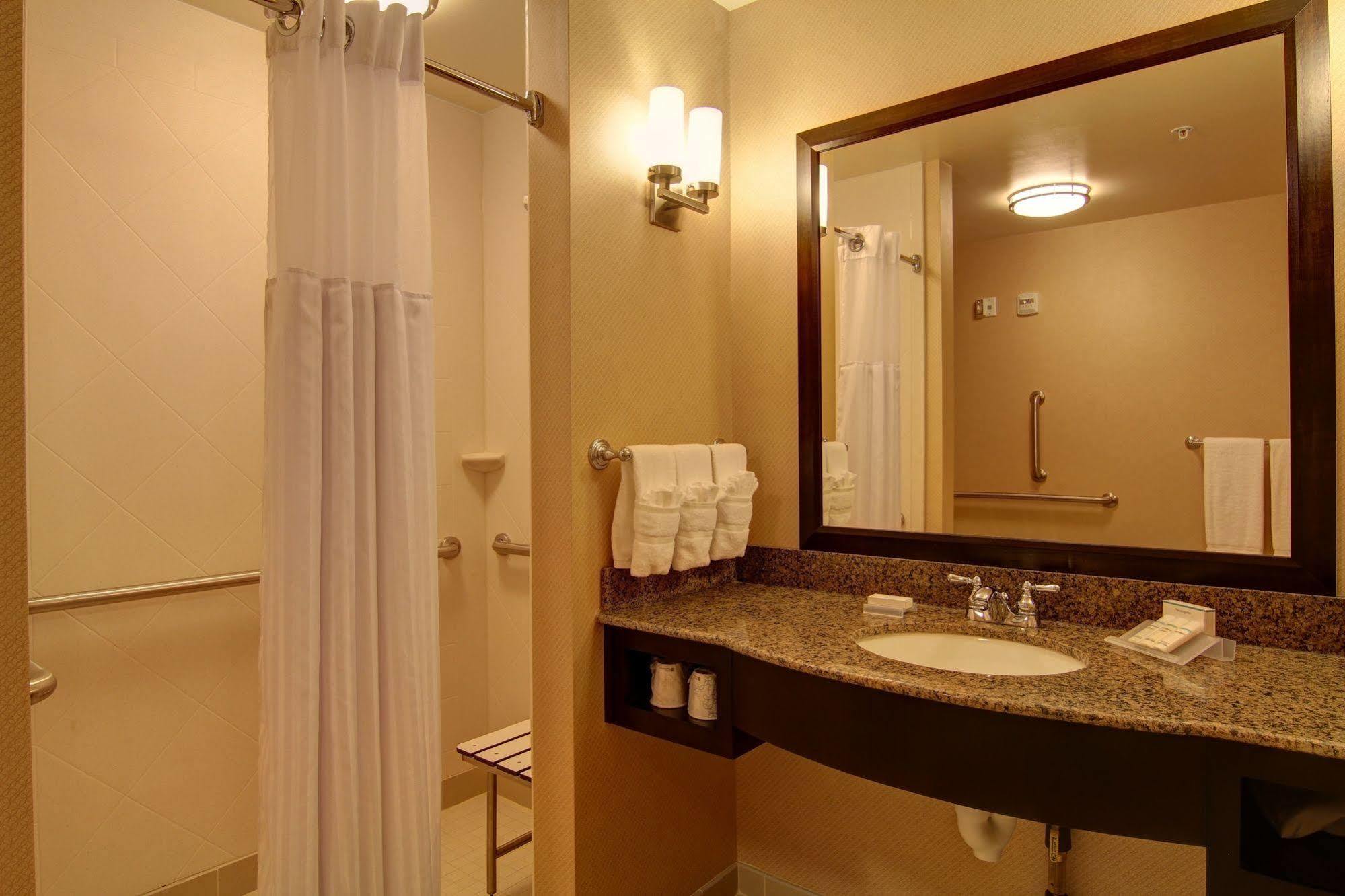 Hilton Garden Inn Woodbridge Ngoại thất bức ảnh