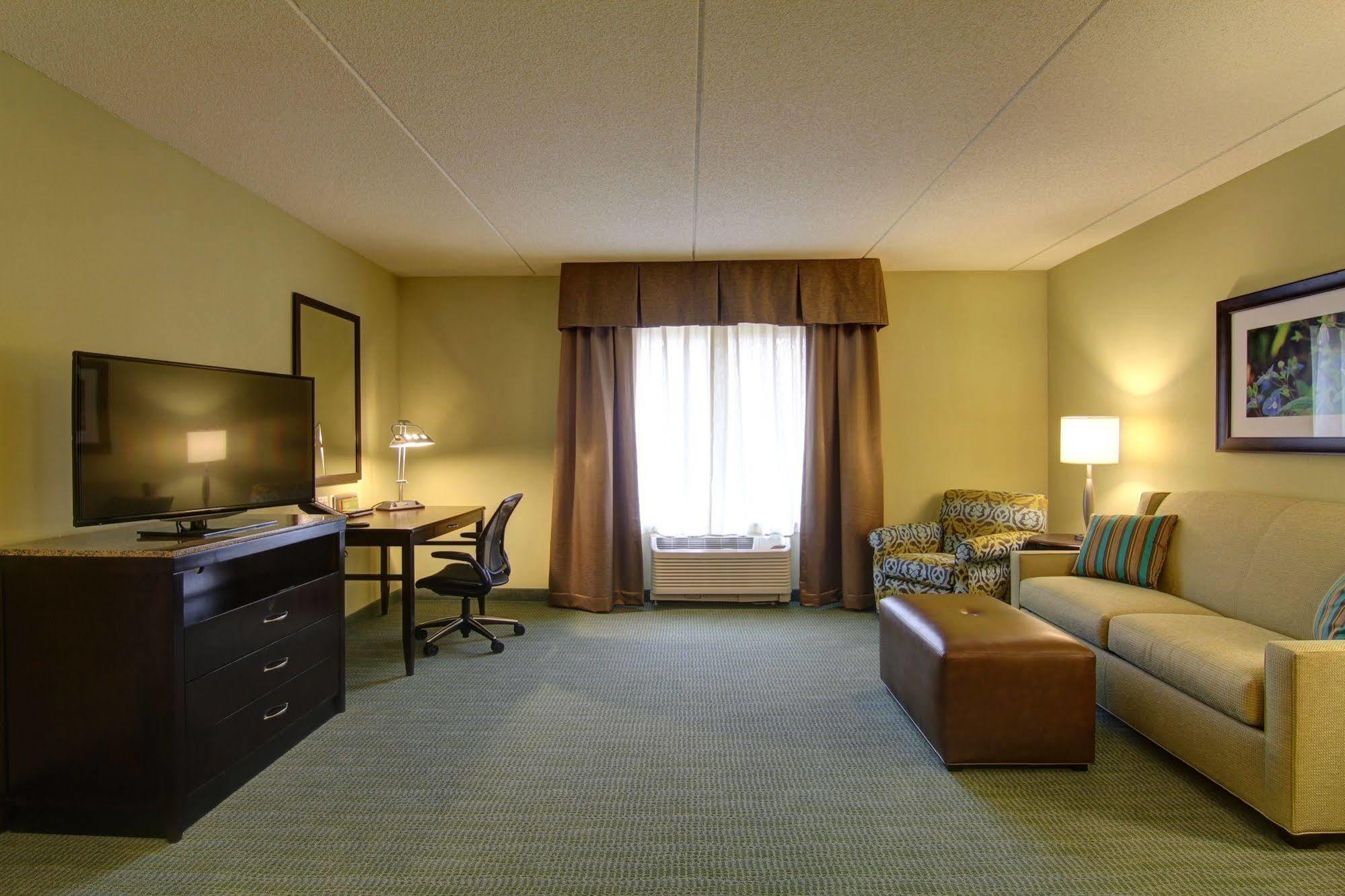 Hilton Garden Inn Woodbridge Ngoại thất bức ảnh