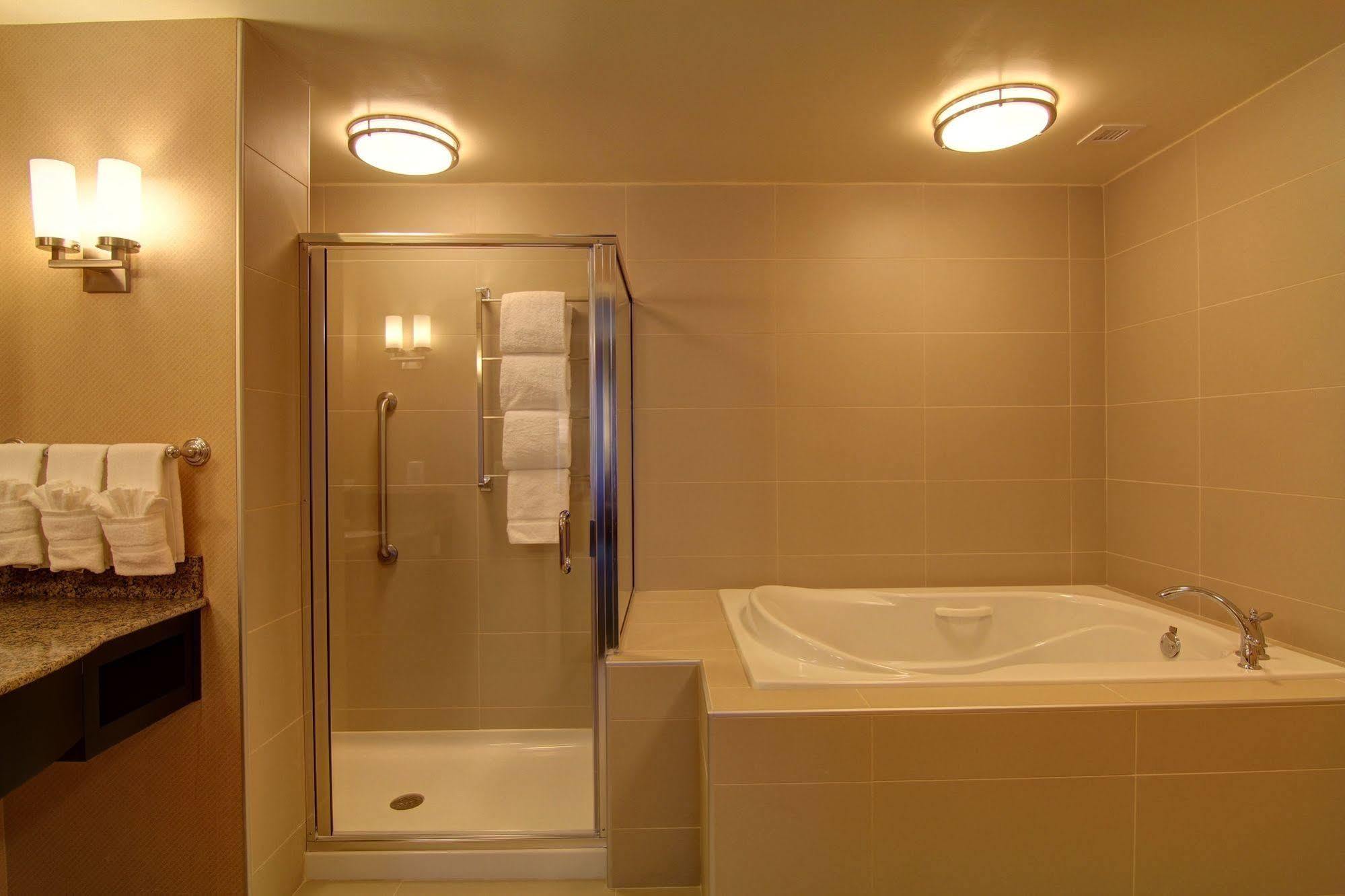 Hilton Garden Inn Woodbridge Ngoại thất bức ảnh