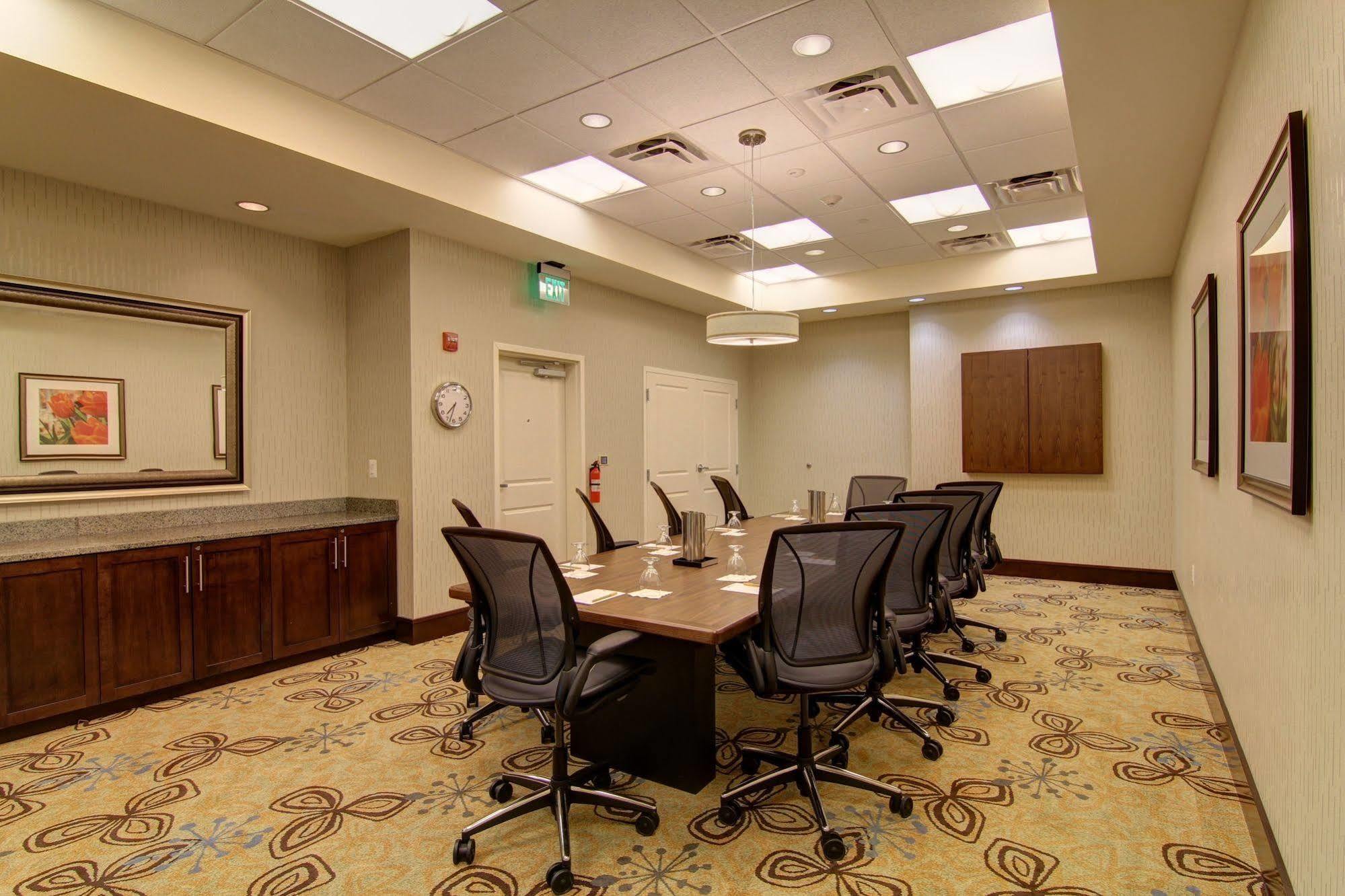 Hilton Garden Inn Woodbridge Ngoại thất bức ảnh