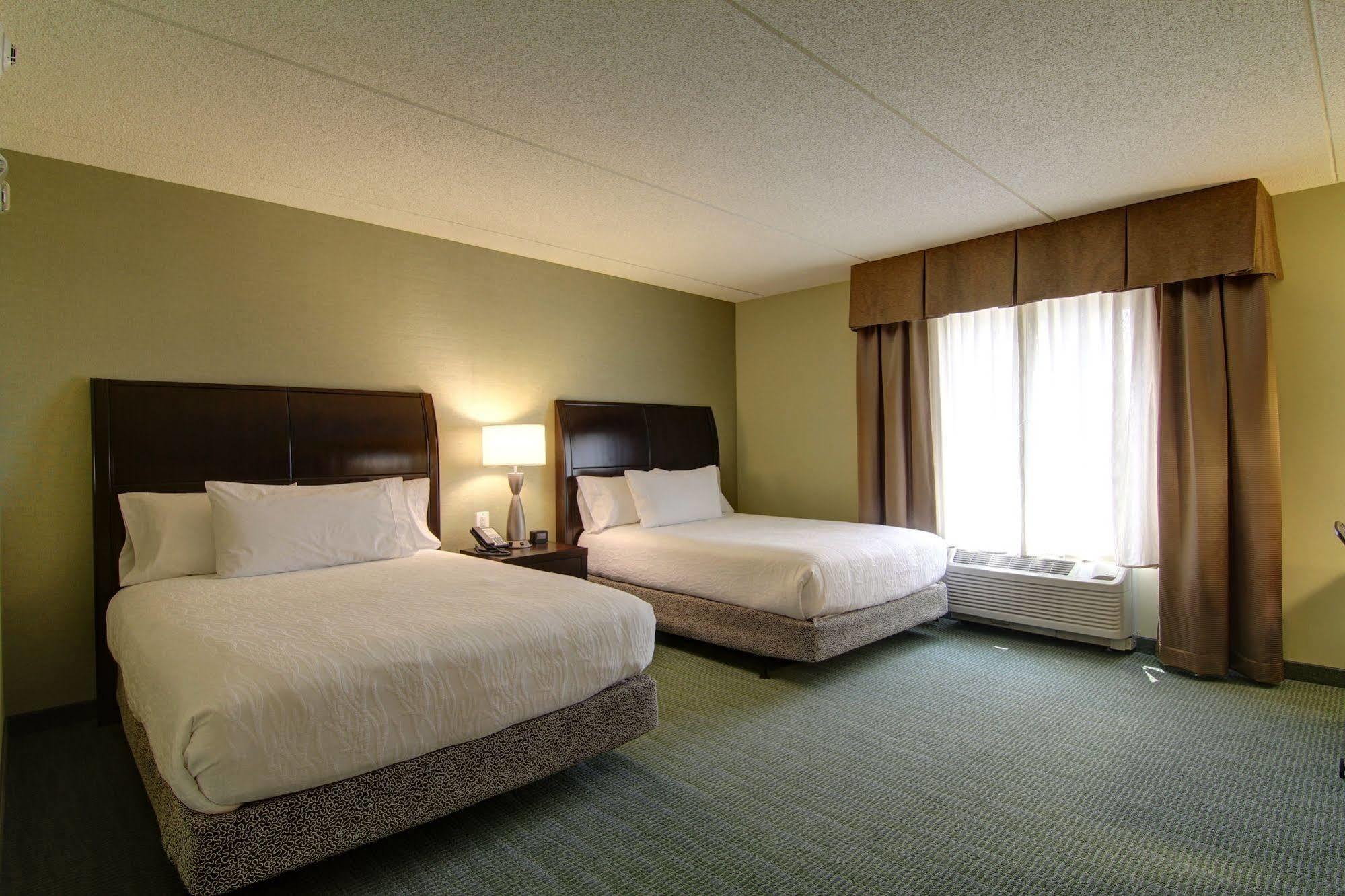 Hilton Garden Inn Woodbridge Ngoại thất bức ảnh